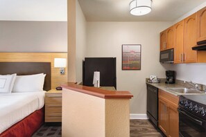 Full-sized fridge, microwave, oven, stovetop - TownePlace Suites By Marriott Denver Downtown (Denver)