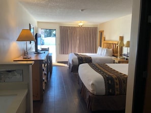 Quarto standard, 2 camas Queen, no piso térreo (First Floor Two Queen Beds) | Cortinas blackout, ferros/tábuas de passar roupa, Wi-Fi de cortesia