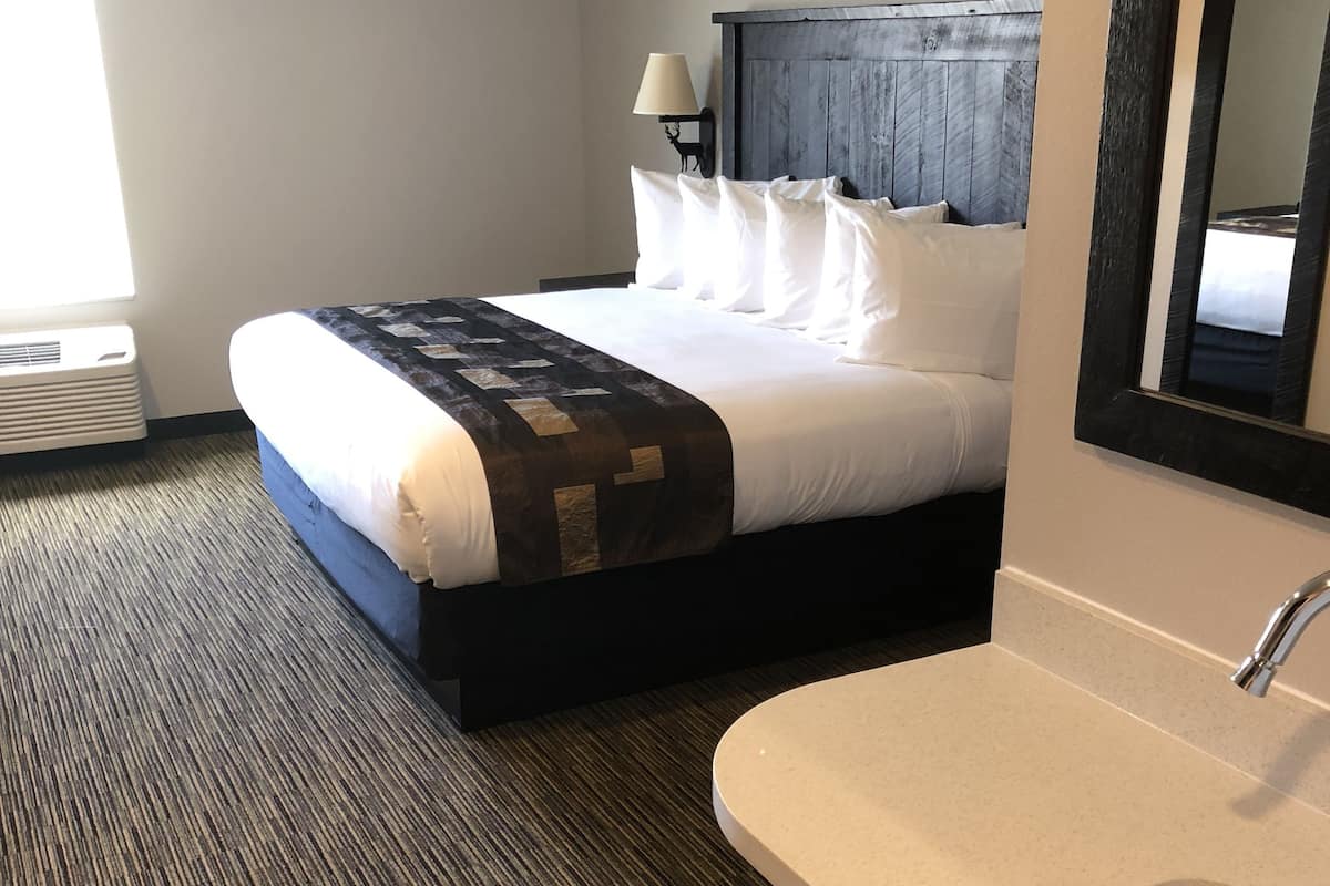Standard Room, 1 King Bed (One King Bed Grizzly Building) | Blackout drapes, iron/ironing board, free WiFi, bed sheets