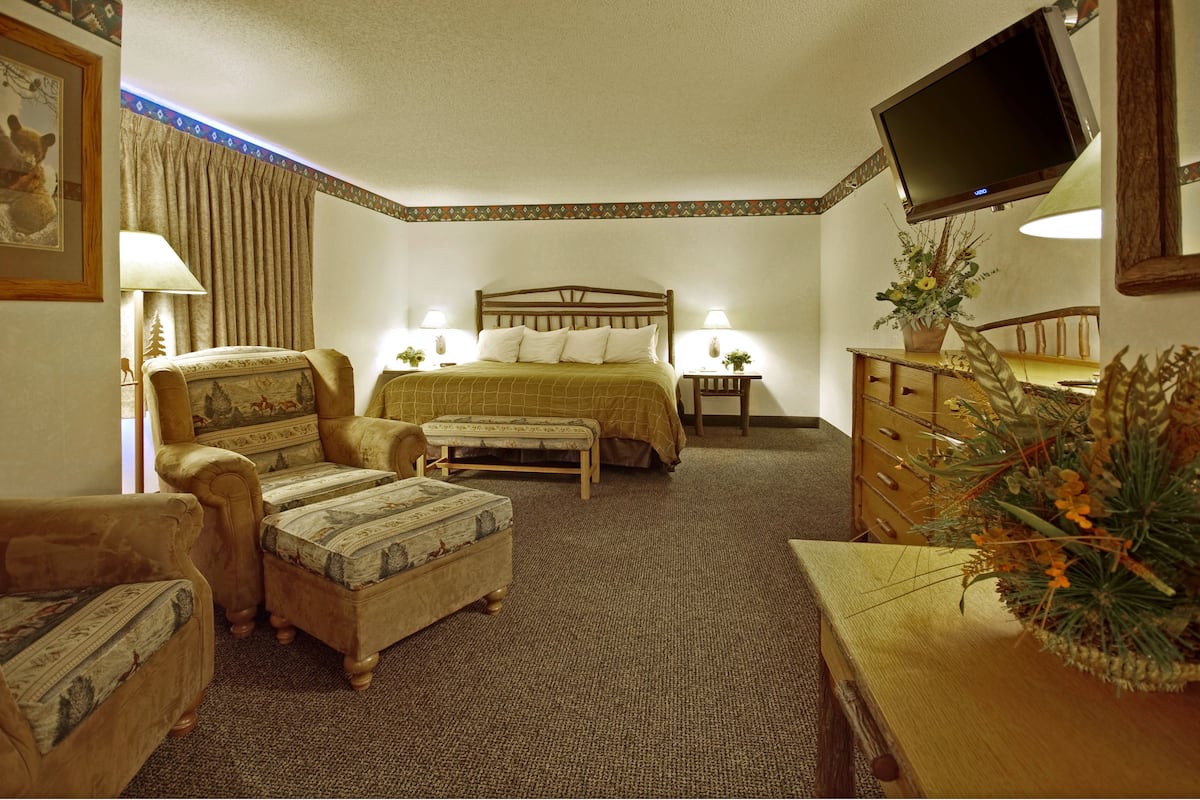 Suite, 1 King Bed (Jacuzzi Suite 1 King Bed Canyon Build) | Blackout drapes, iron/ironing board, free WiFi, bed sheets