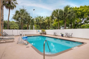 Piscine extérieure, chaises longues