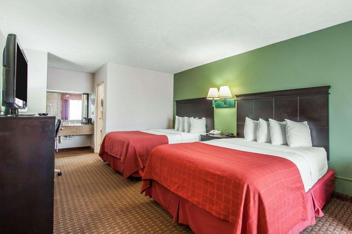 2 Queen Beds, Smoking
