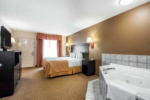 Desk, blackout drapes, iron/ironing board, cribs/infant beds - Quality Inn Savannah South (Savannah)