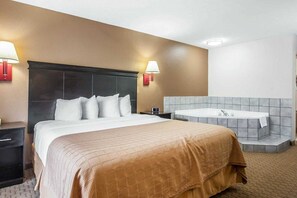 Bureau, rideaux occultants, fer et planche à repasser