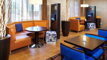 Serveert ontbijt en diner, Amerikaanse gerechten