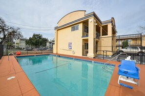 Una piscina al aire libre de temporada