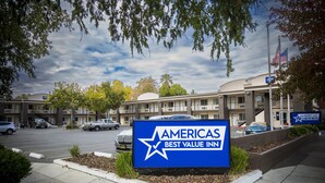 Señal de hotel con una estrella y el texto 'AMERICAS BEST VALUE INN'.