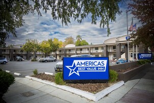 Señal de hotel con una estrella y el texto 'AMERICAS BEST VALUE INN'.