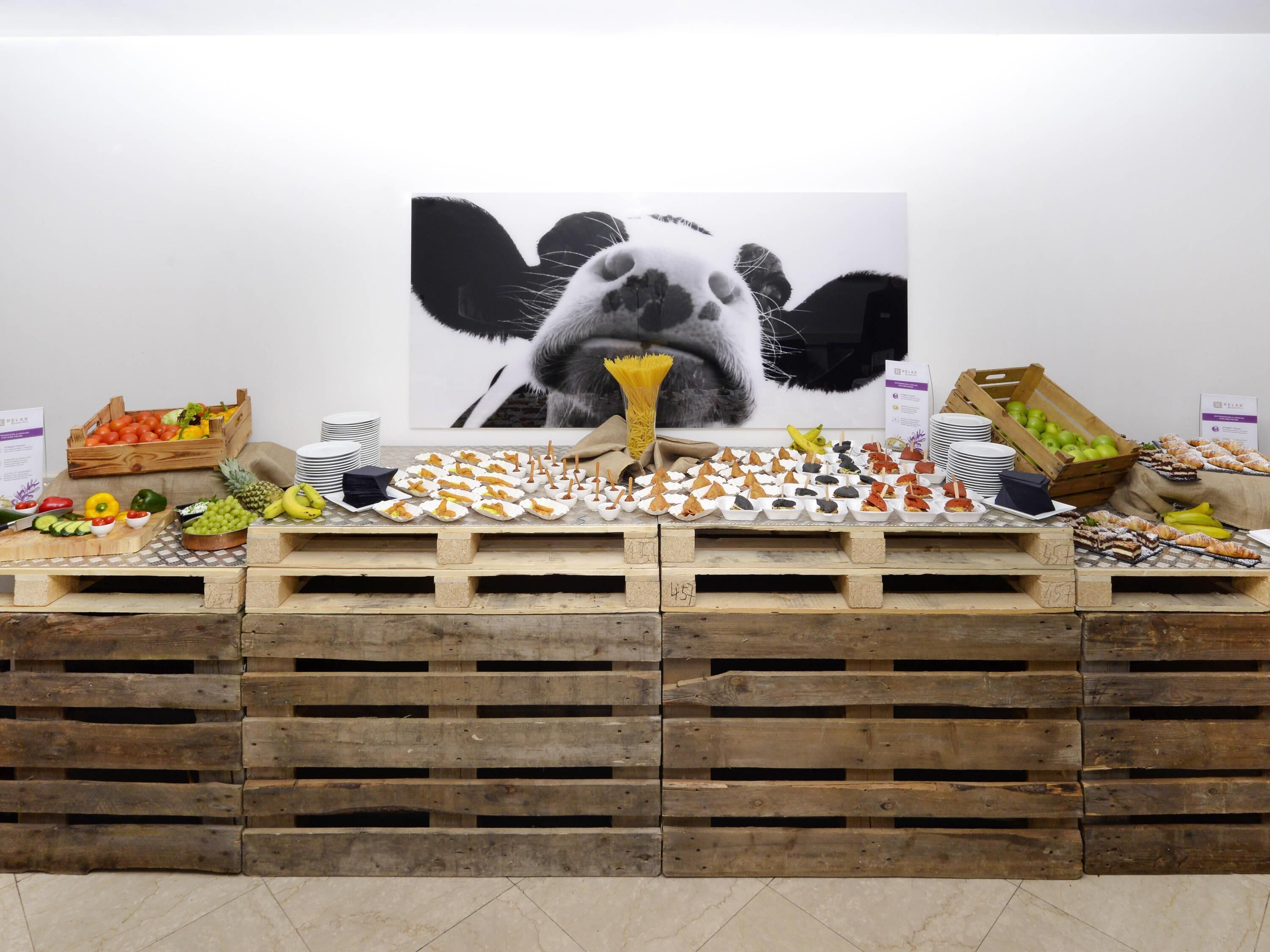 Un espositore con diversi snack e frutta.
