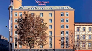 Un hôtel reconnaissable à son enseigne bien visible, à ses nombreuses fenêtres et à sa tour d’angle.