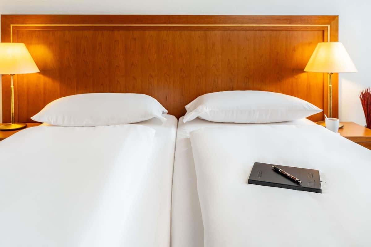 Quarto superior, 2 camas de solteiro | Escrivaninha, ferros/tábuas de passar roupa, berços grátis