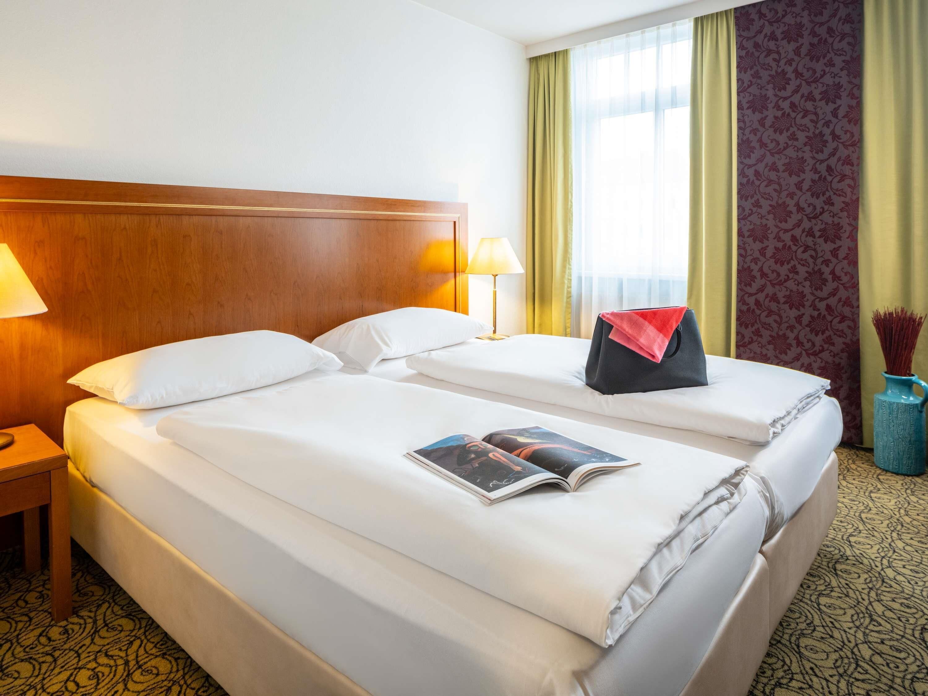 Een bureau, een strijkplank/strijkijzer, gratis babybedden, gratis wifi
