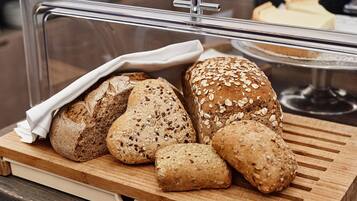 Se ofrece un desayuno bufé todos los días (por un coste adicional)