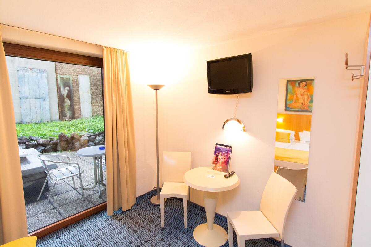 Basic Double Room, 1 Double Bed, Non Smoking | In-room safe, WiFi (free), bed sheets