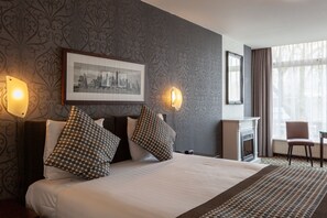 Junior Suite, 1 King Bed, Non Smoking, Fireplace | Minibar, in-room safe, desk, laptop workspace