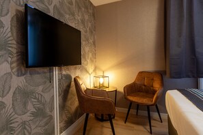Minibar, coffres-forts dans les chambres, bureau