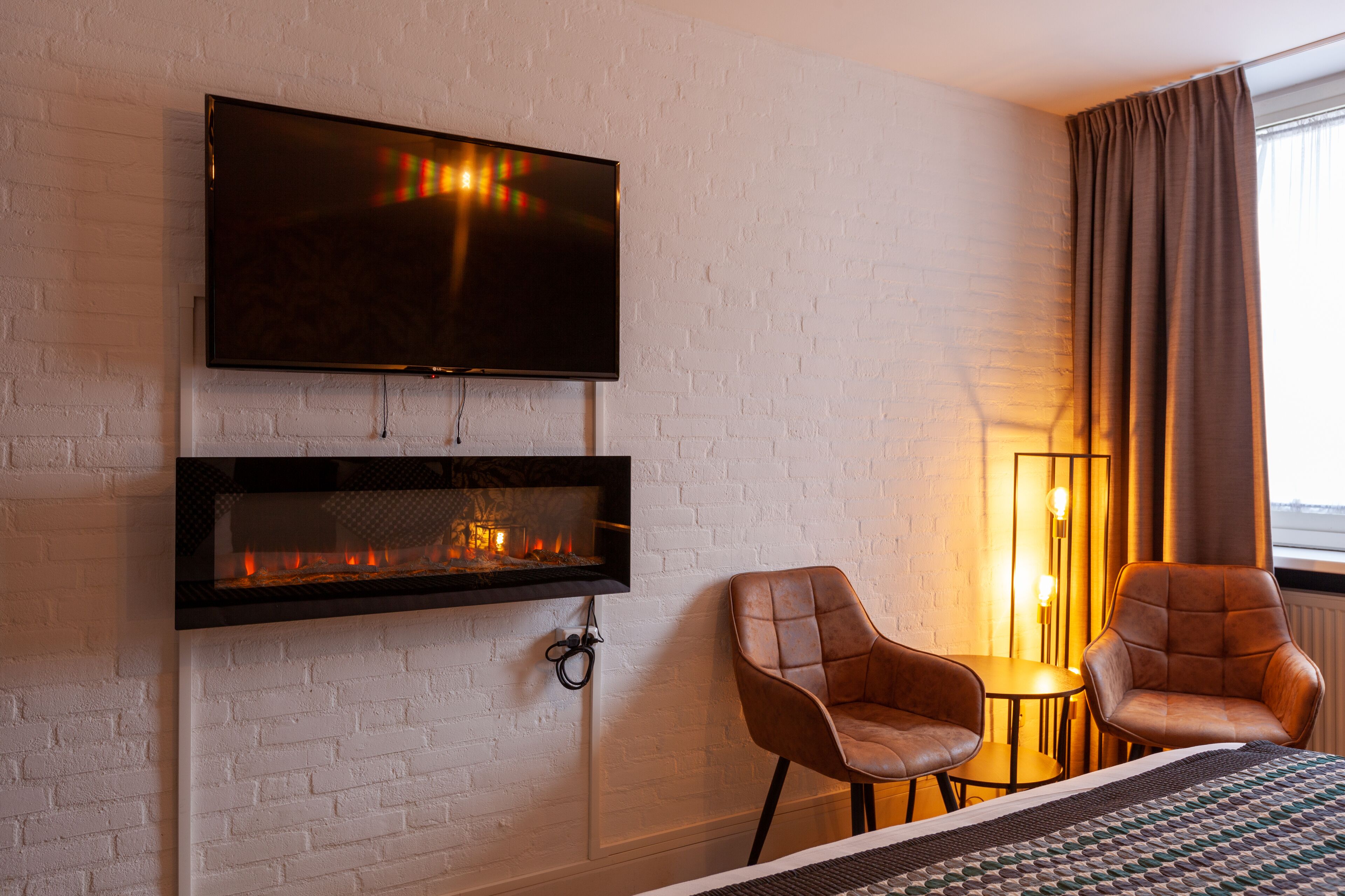 Junior suite, 1 kingsize bed, niet-roken, open haard | Een minibar, een kluis op de kamer, een bureau, een laptopwerkplek