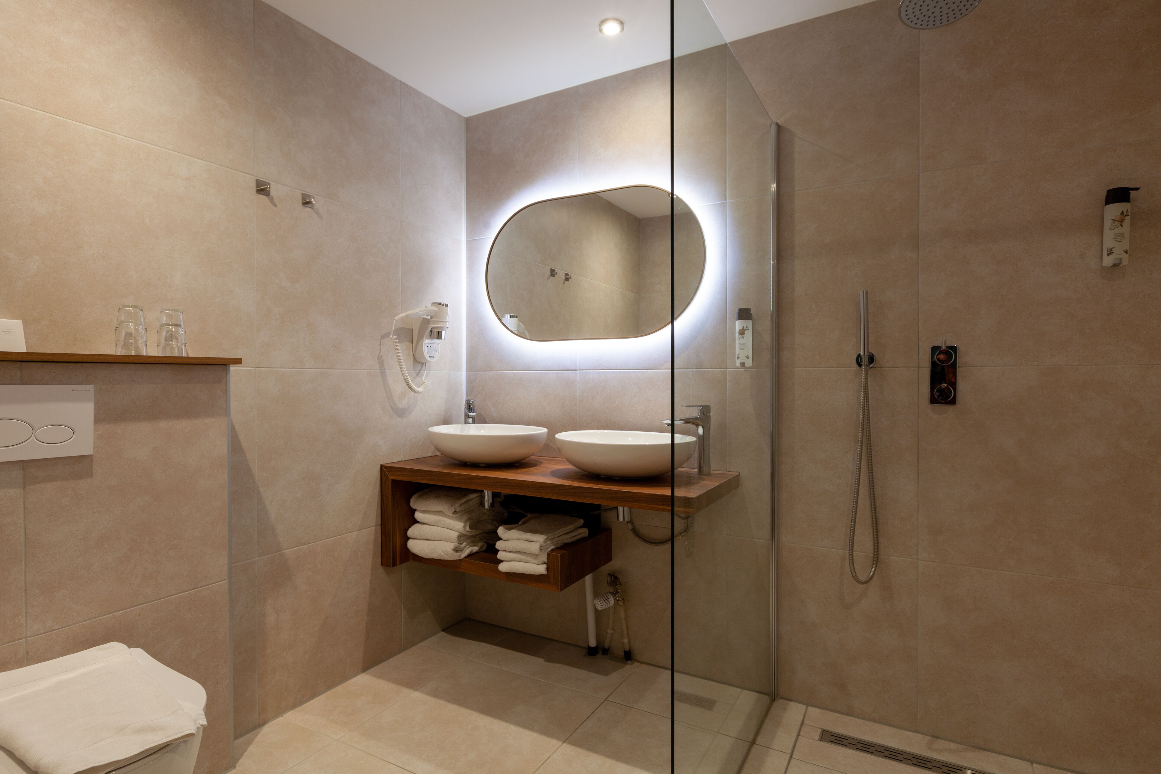 Familiekamer, 3 eenpersoonsbedden, niet-roken, bad | Badkamer | Een bad/douchecombinatie, gratis toiletartikelen, een haardroger