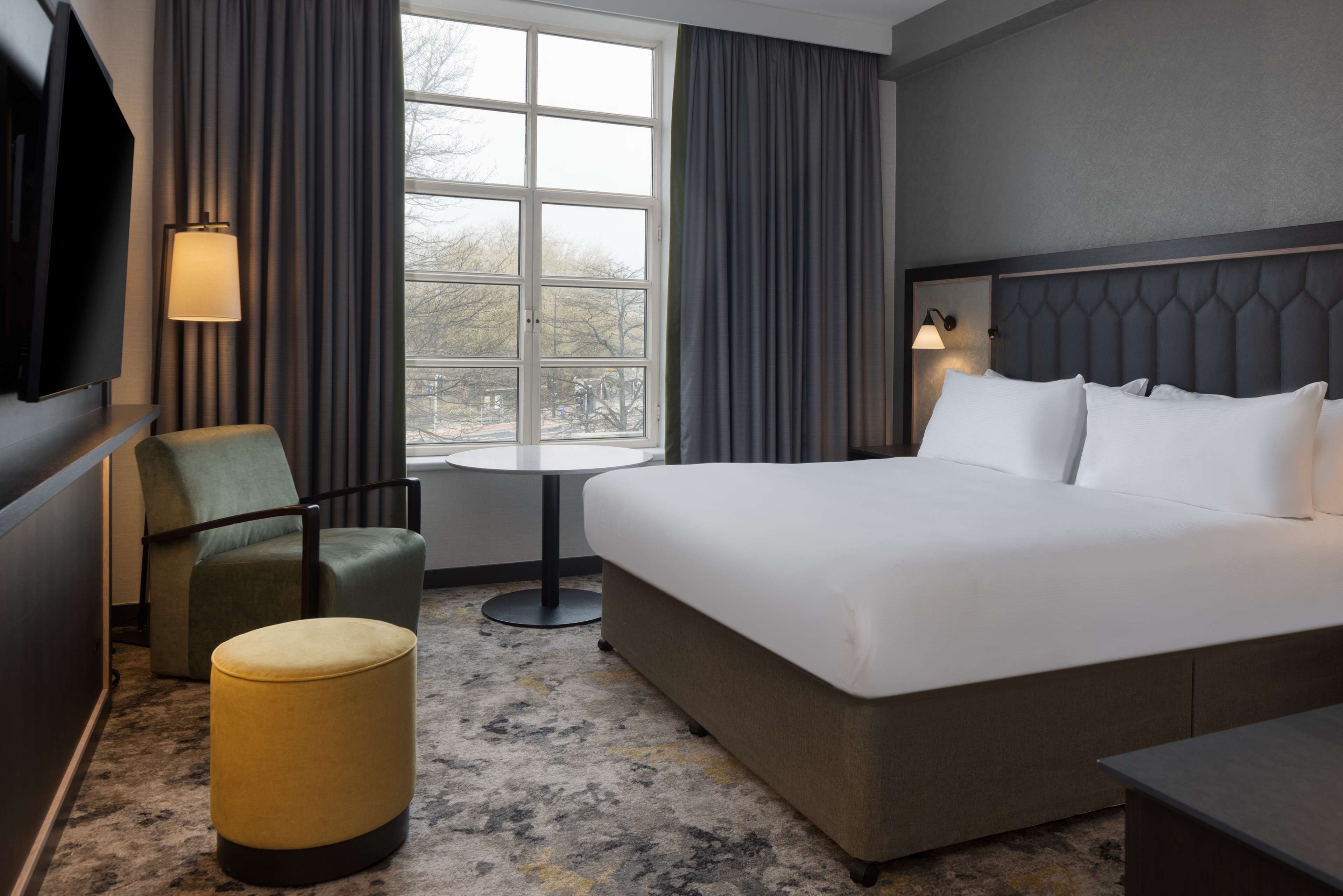 Room, 1 King Bed | Minibar, in-room safe, desk, laptop workspace