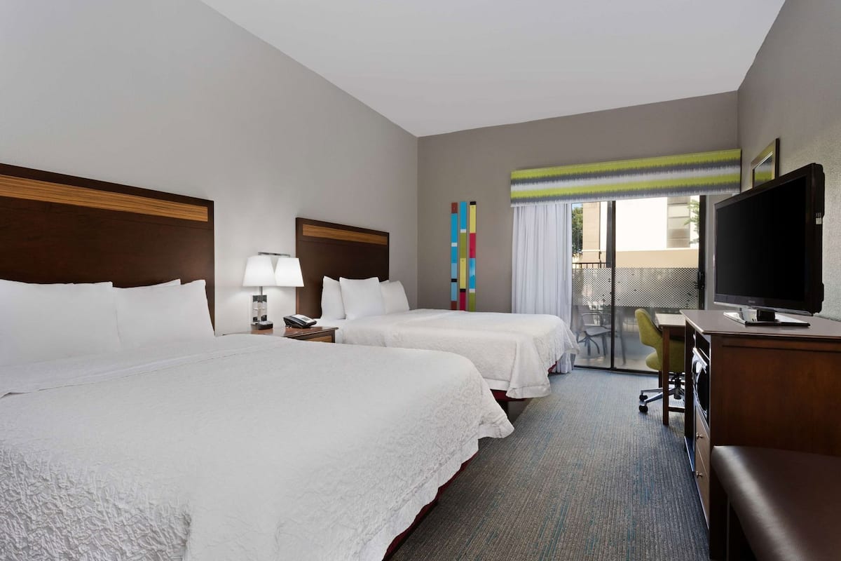 Hypo-allergenic bedding, down duvets, in-room safe, desk