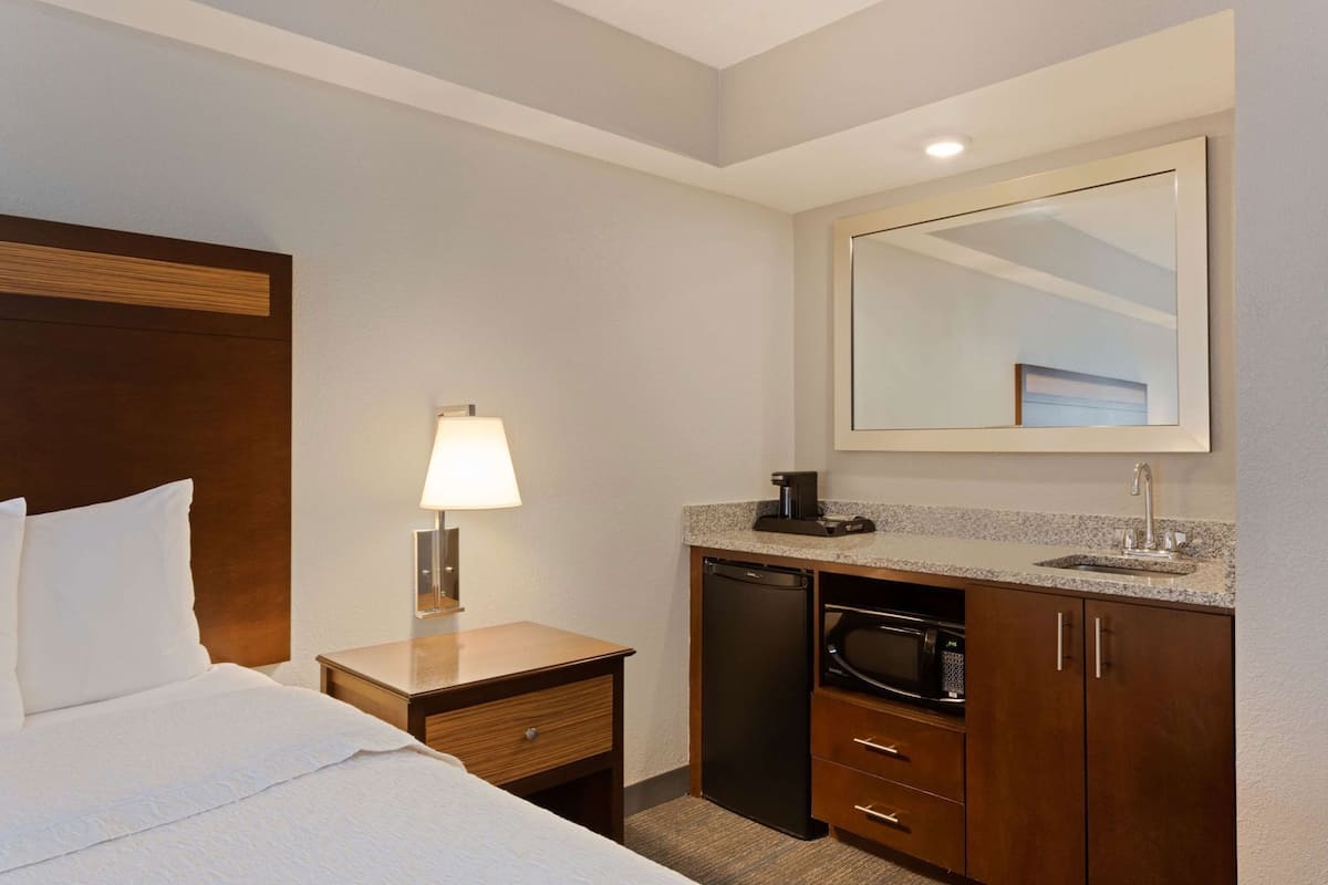 Hypo-allergenic bedding, down duvets, in-room safe, desk