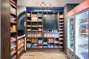 Snack bar - Hampton Inn & Suites Fort Myers Beach/Sanibel Gateway (Fort Myers Beach)