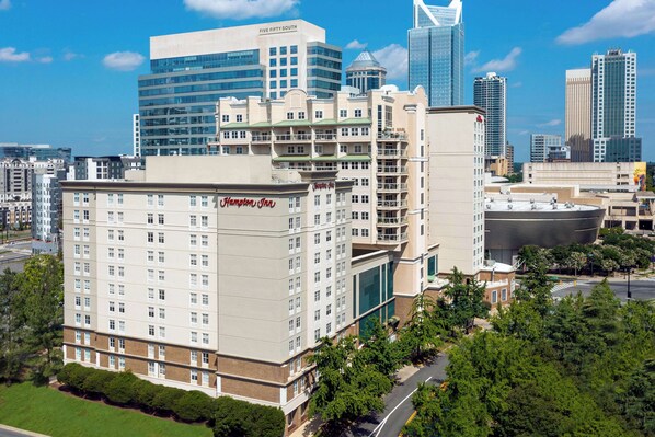 Un hotel con varios pisos, un llamativo letrero que dice 'Five Fifty South' y un letrero de 'Hampton Inn'.