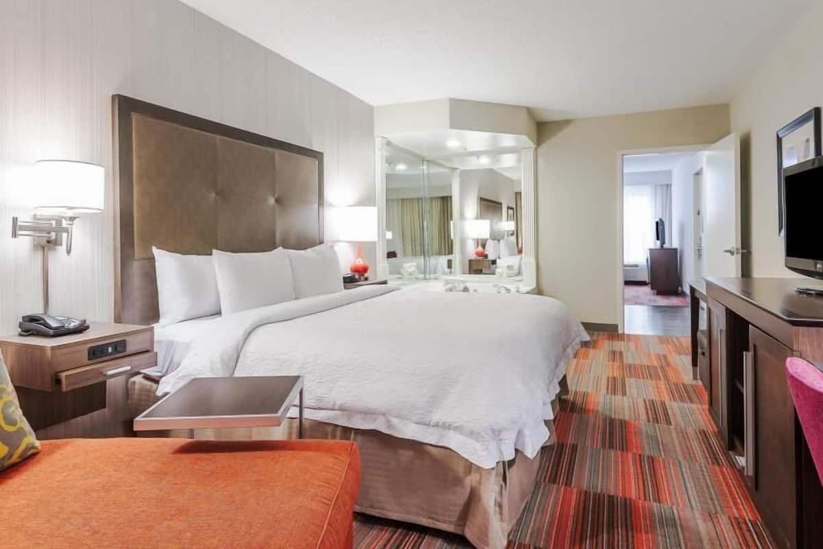 Literie de qualité, bureau, espace de travail pour ordinateurs portables