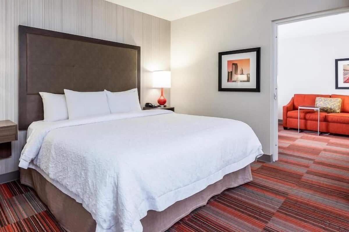 Literie de qualité, bureau, espace de travail pour ordinateurs portables