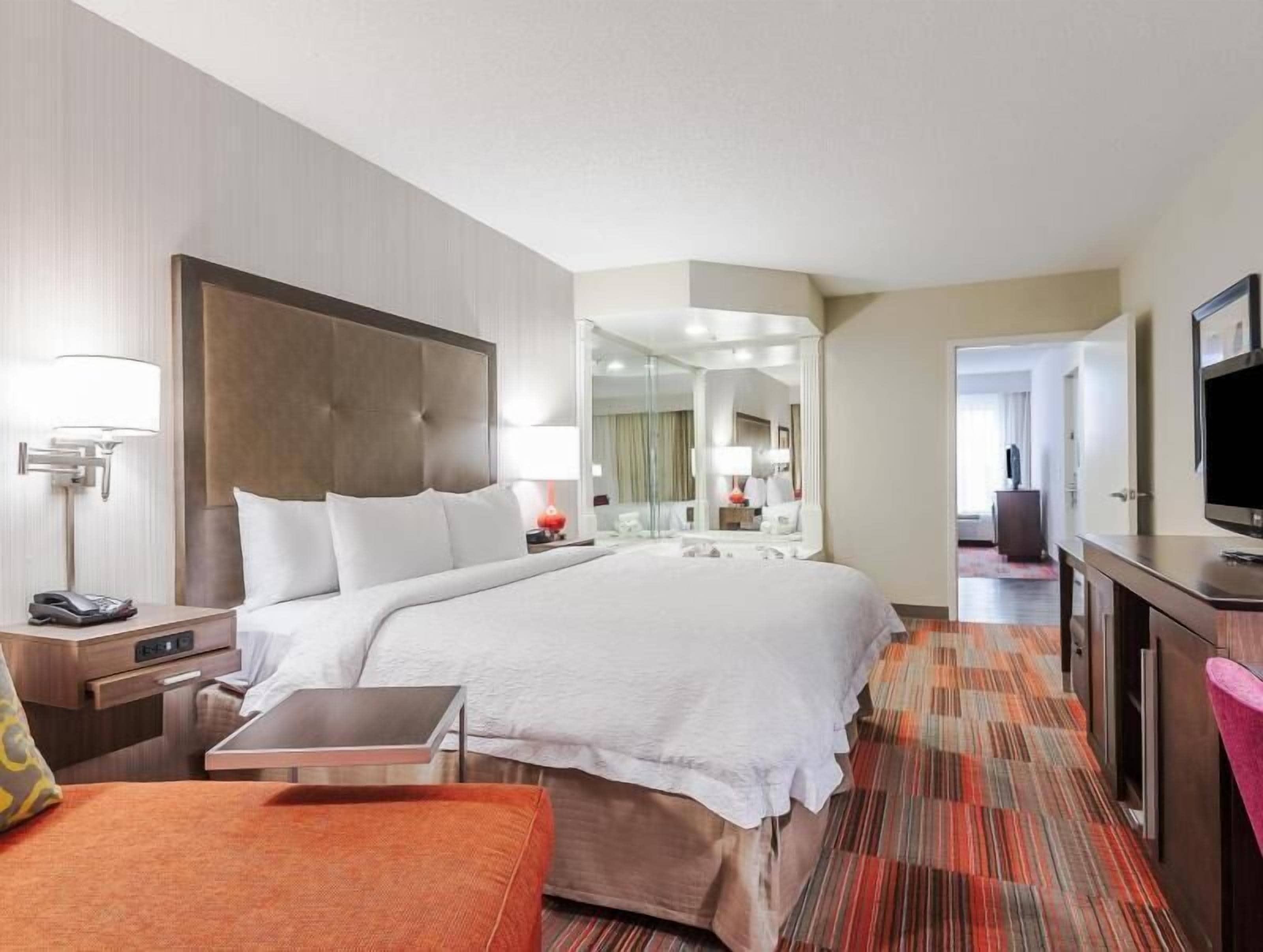 Literie de qualité, bureau, espace de travail pour ordinateurs portables