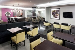 Free daily buffet breakfast - Hampton Inn San Diego-Downtown (San Diego)