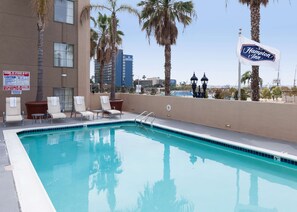 Outdoor pool, pool umbrellas, sun loungers - Hampton Inn San Diego-Downtown (San Diego)