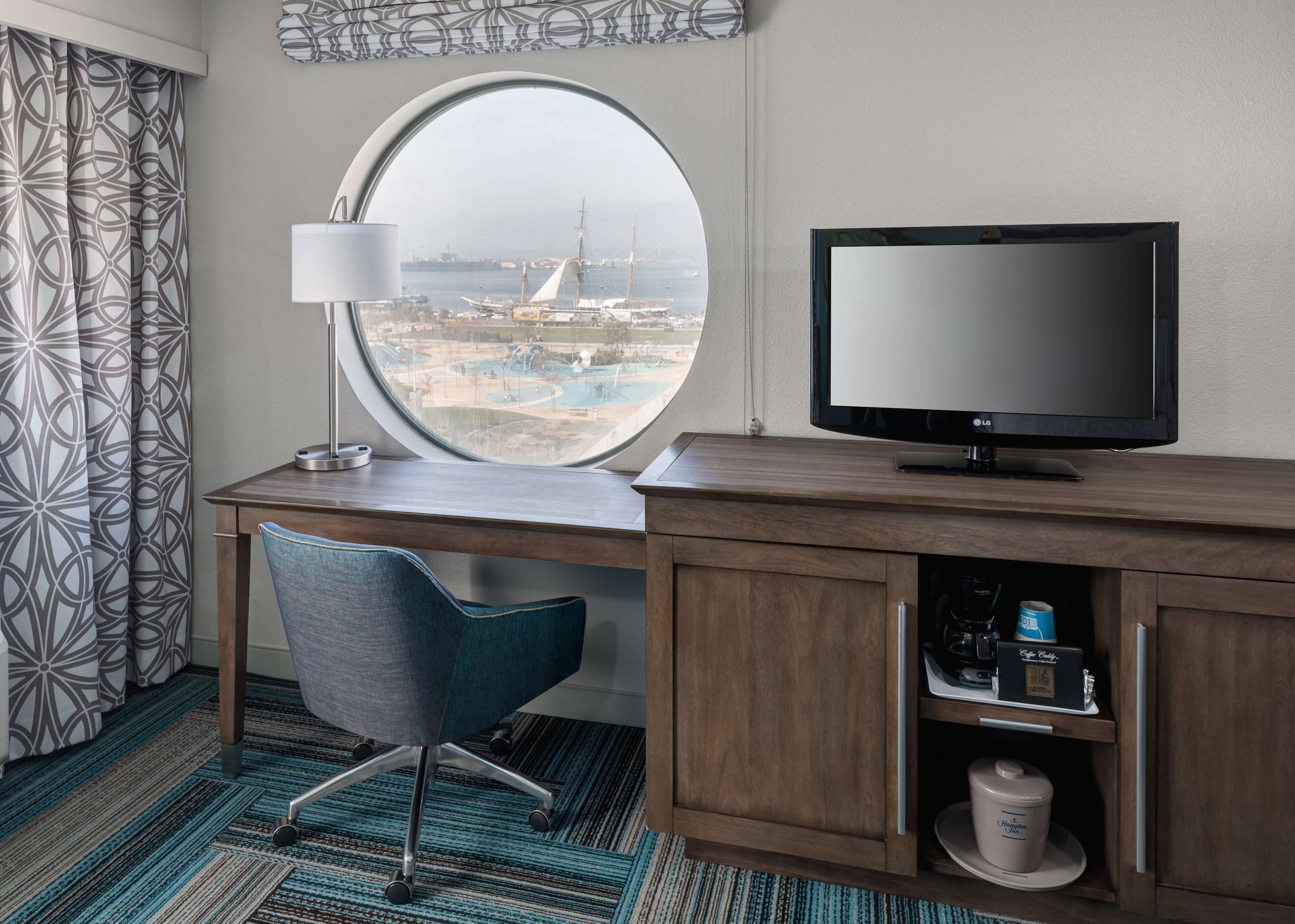 Ropa de cama de alta calidad, colchones con pillow-top y escritorio 