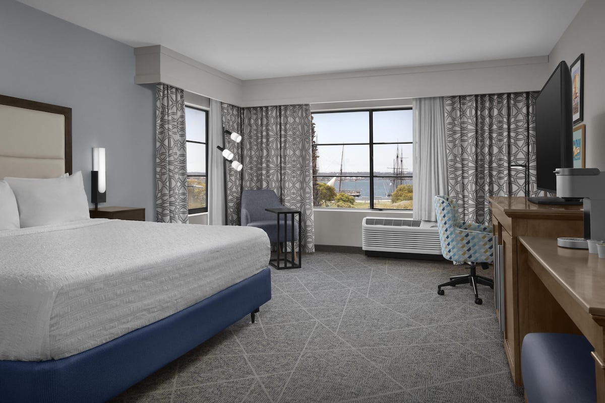 Family Room, 1 Queen Bed | Premium bedding, pillowtop beds, desk, laptop workspace