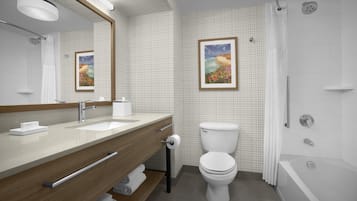 Ensemble douche/baignoire, articles de toilette gratuits, sèche-cheveux
