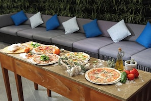 3 restaurants, breakfast, lunch, dinner served; international cuisine
