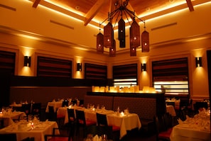 3 restaurants, breakfast, lunch, dinner served; international cuisine