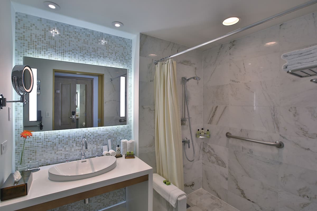Habitación clásica, 1 cama King size, con acceso para personas discapacitadas | Baño | Amenidades de baño gratuitas, secadora de cabello, batas, pantuflas