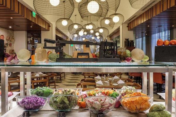 3 restaurants; breakfast, lunch, and dinner served