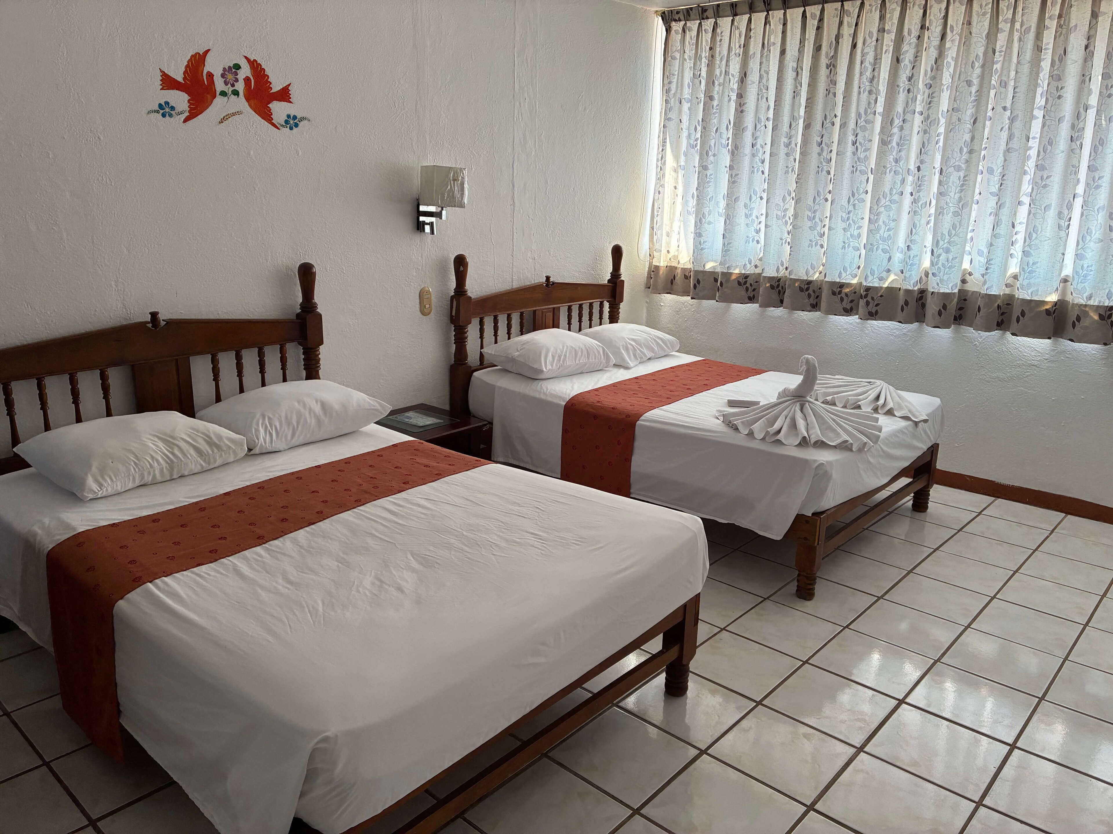 Edredón, espacio para trabajar con laptop y insonorización 