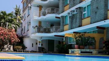 Fachada de la propiedad por la tarde o noche