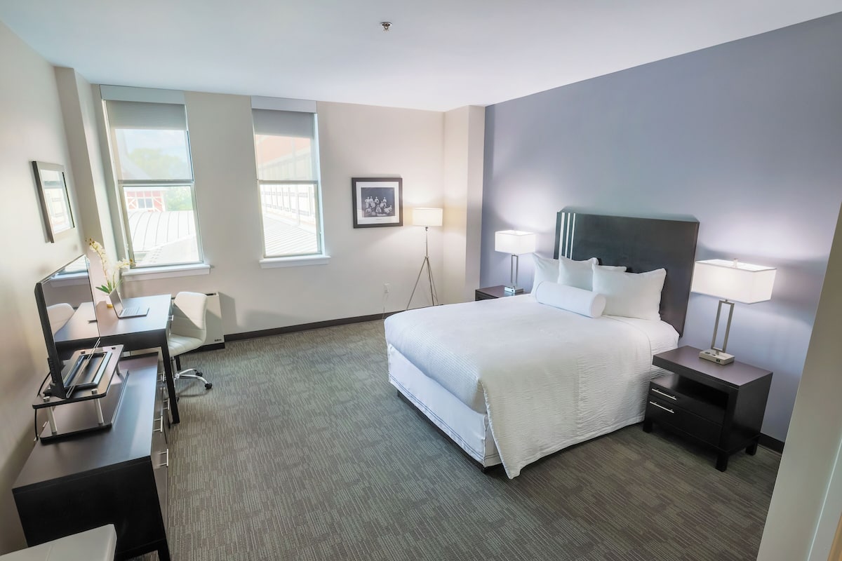 In-room safe, desk, laptop workspace, iron/ironing board