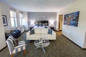 Executive Suite (Level) | In-room safe, desk, laptop workspace, iron/ironing board - Kellogg Conference Hotel at Gallaudet University (Washington)