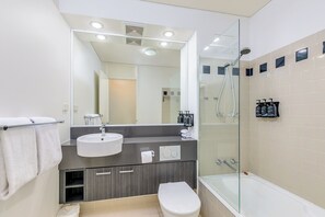 Ducha, artículos de tocador ecológicos, secador de pelo, toallas