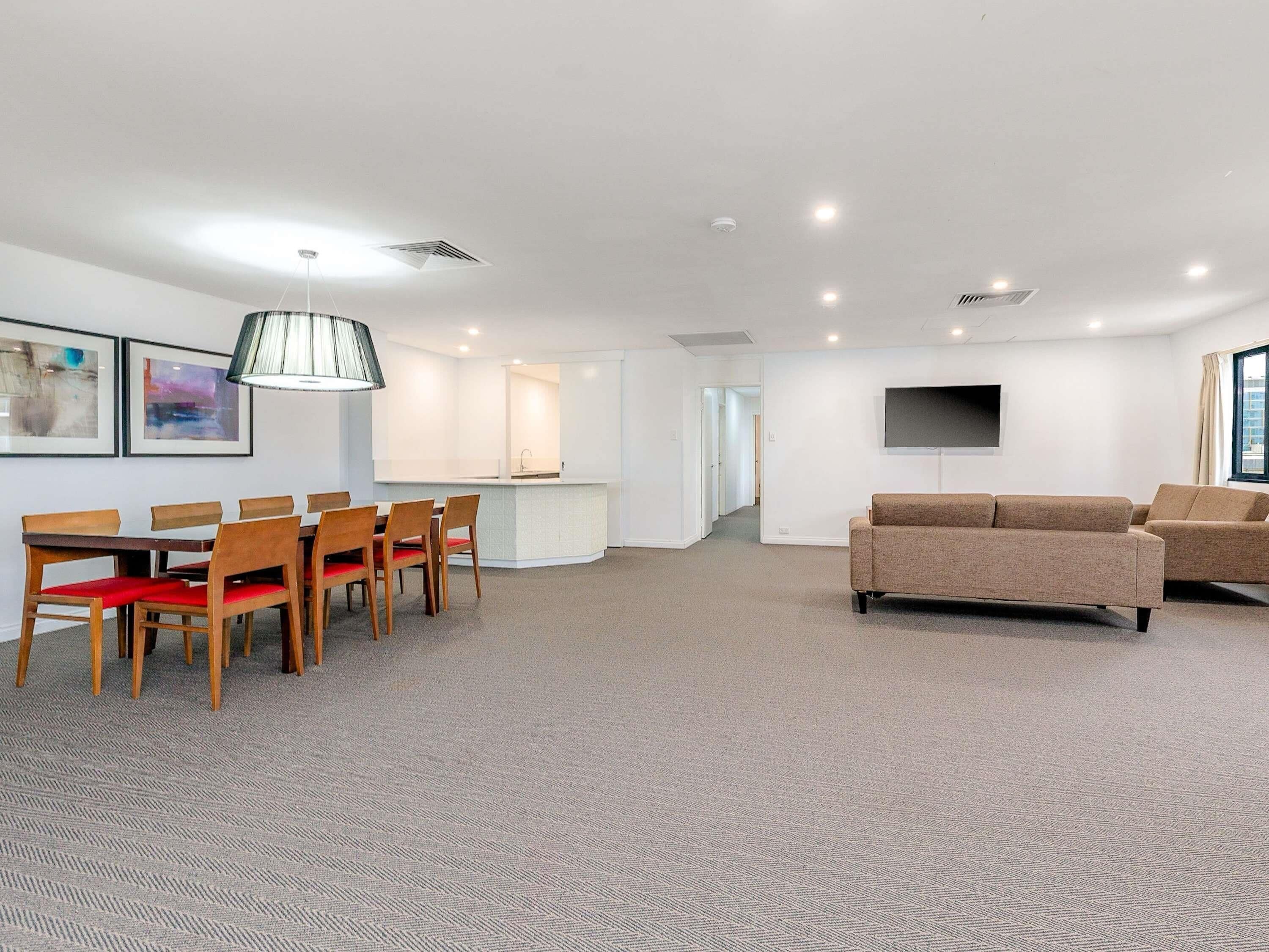 شقة - ٣ غرف نوم | خزنة داخل الغرفة ومكتب ومساحة عمل للكمبيوتر المحمول وستائر تعتيم