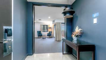 Departamento Grand, 3 habitaciones, balcón, vista a la ciudad | Caja de seguridad en la habitación y escritorio