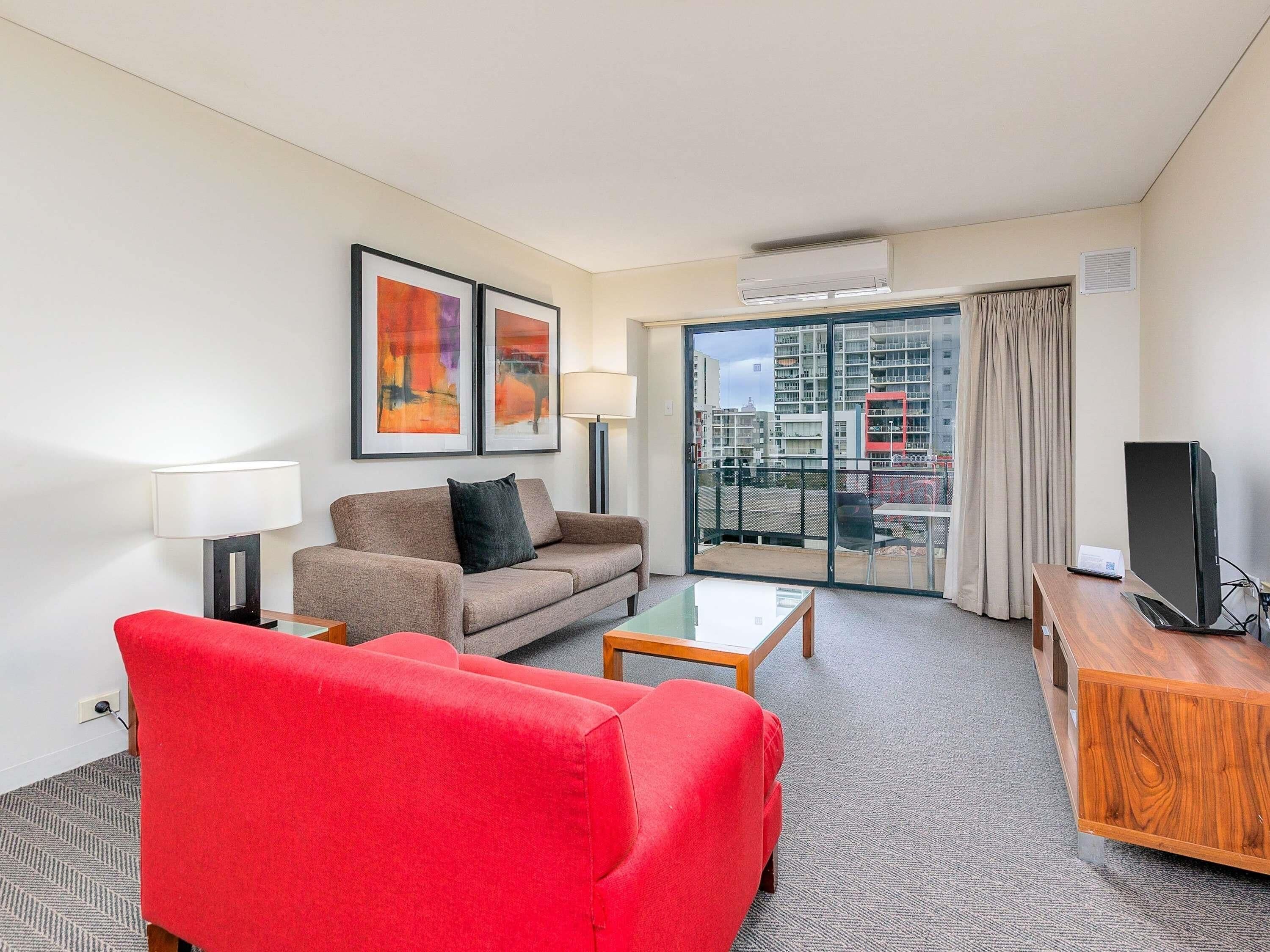 غرفة عائلية - سريران مزدوجان | خزنة داخل الغرفة ومكتب ومساحة عمل للكمبيوتر المحمول وستائر تعتيم