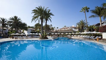 2 buitenzwembaden, parasols voor strand/zwembad