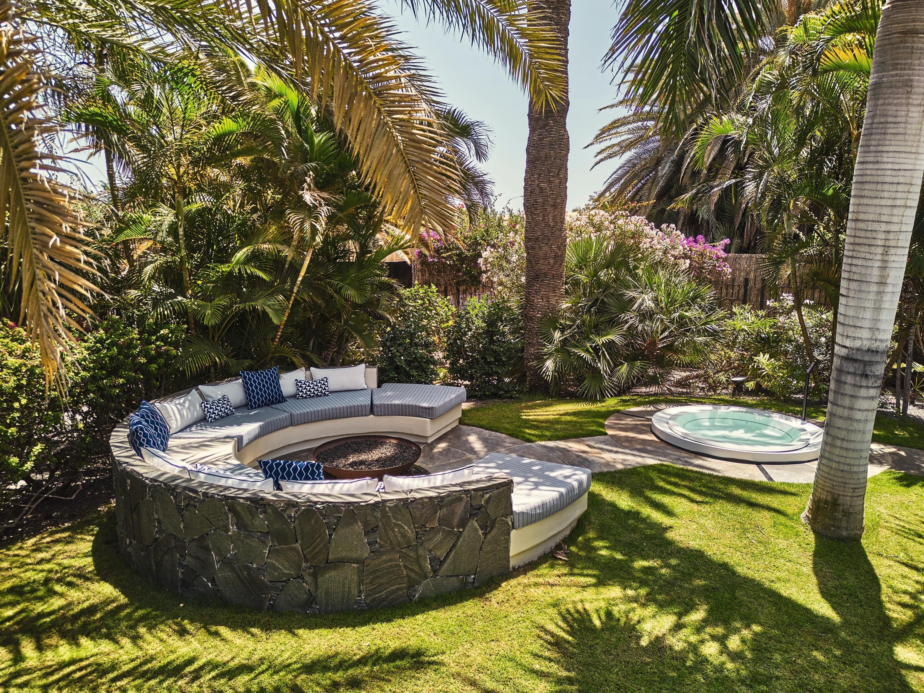 Een minibar, een kluis op de kamer, een bureau, gratis wifi