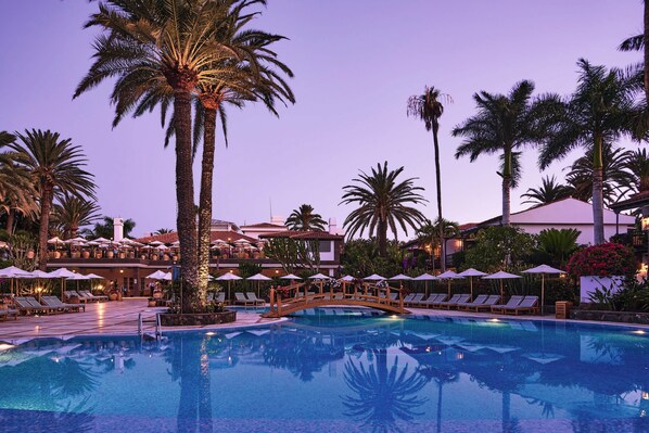 2 outdoor pools, pool umbrellas, pool loungers